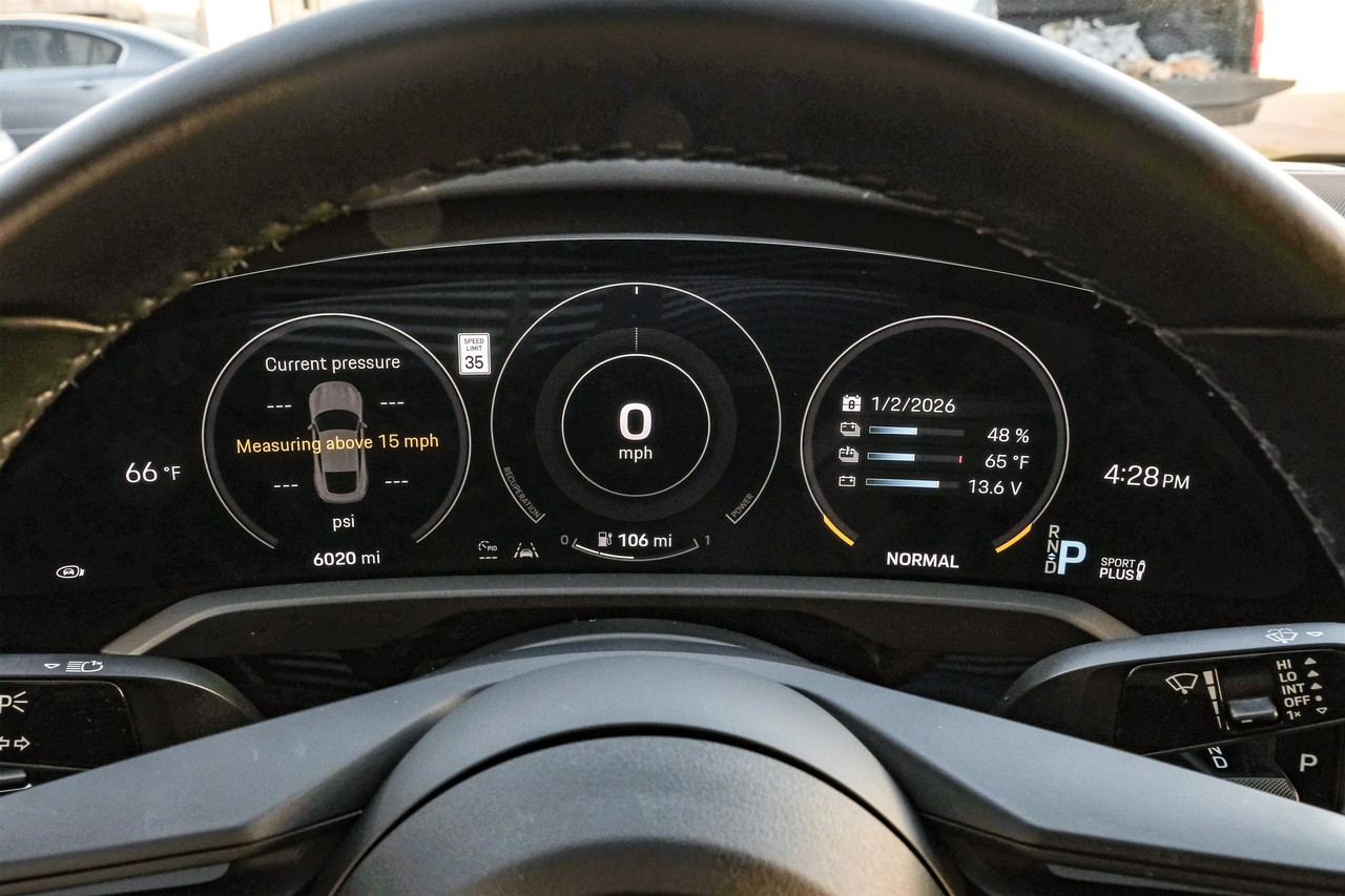 Porsche Taycan Vehicle Main Gallery Image 18