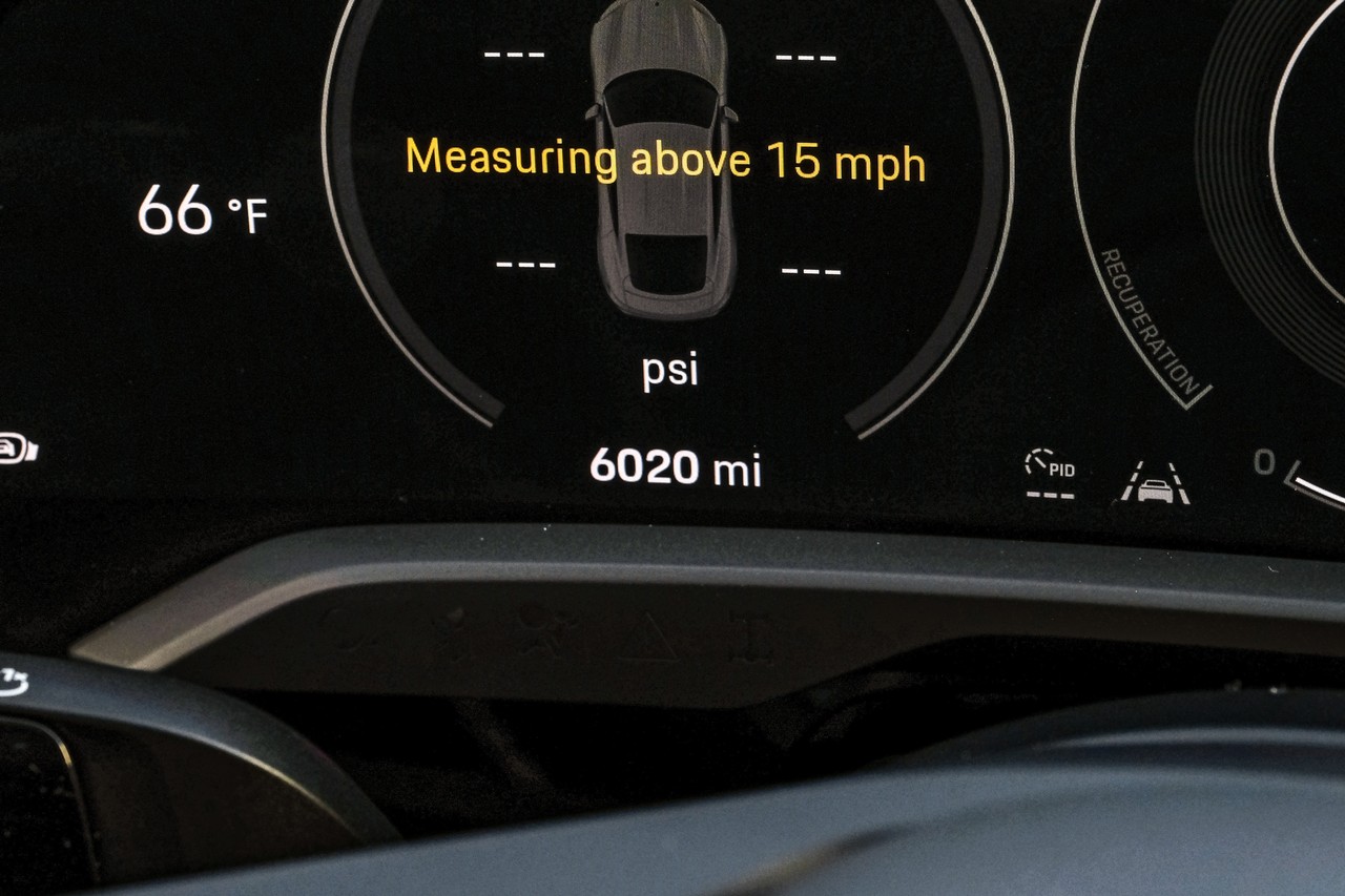 Porsche Taycan Vehicle Main Gallery Image 19