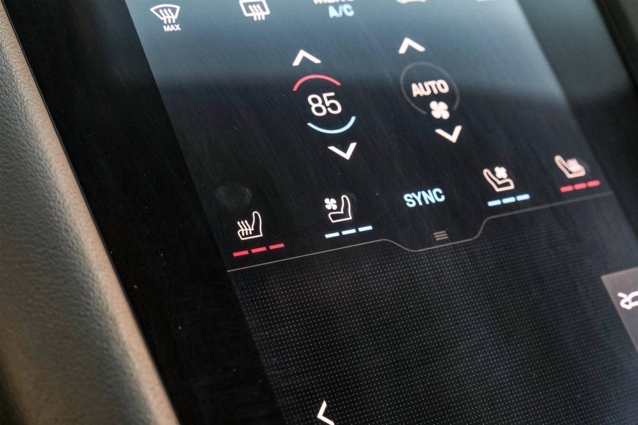 Porsche Taycan Vehicle Main Gallery Image 22