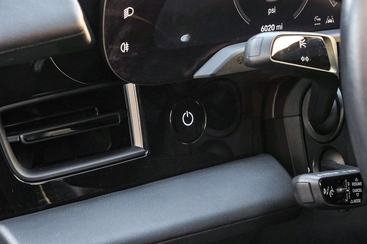 Porsche Taycan Vehicle Main Gallery Image 23