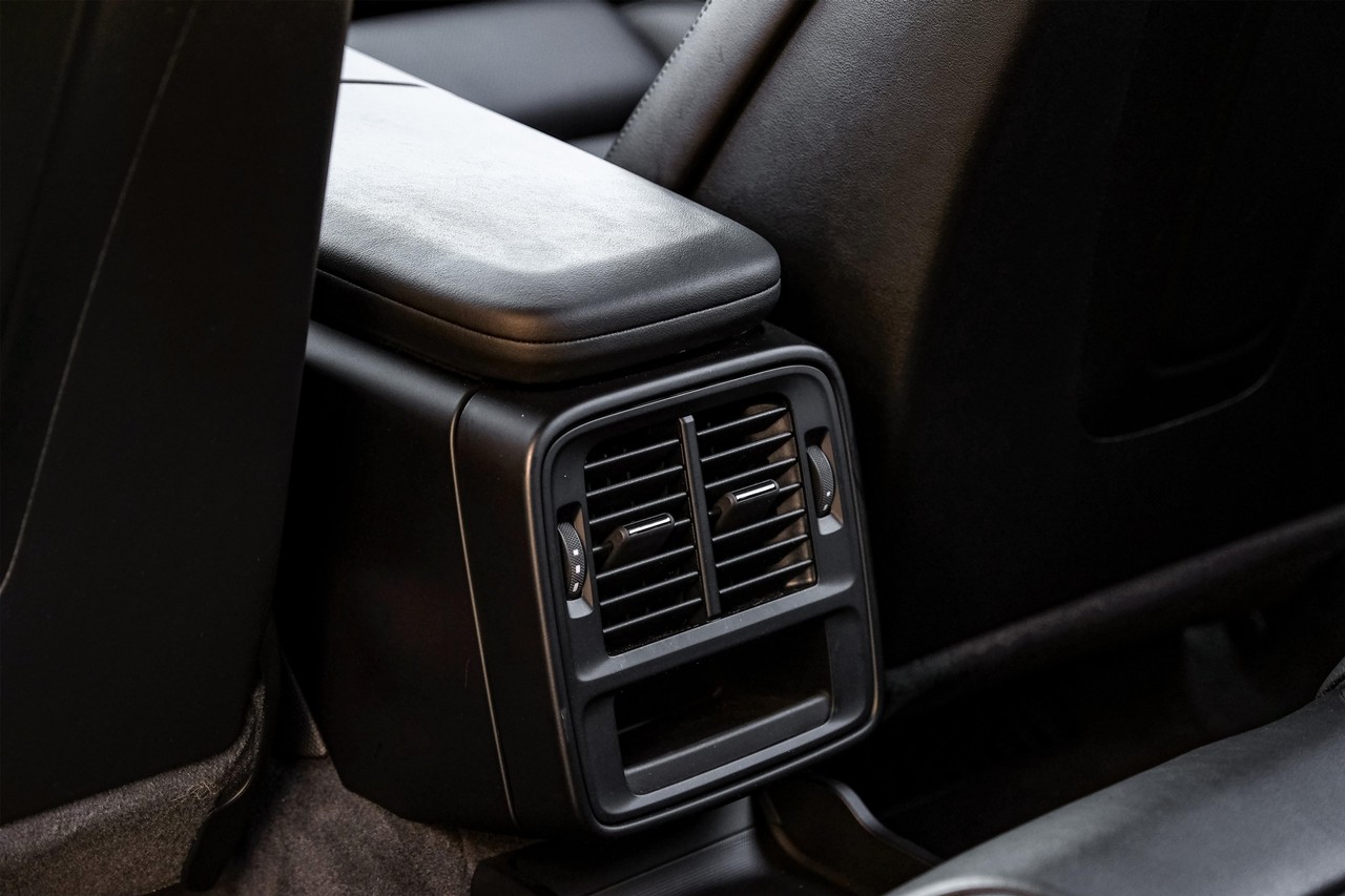 Porsche Taycan Vehicle Main Gallery Image 35