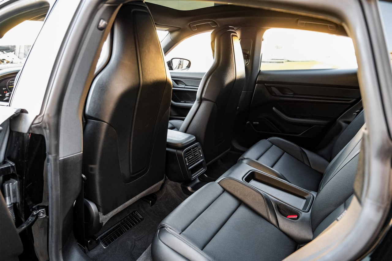 Porsche Taycan Vehicle Main Gallery Image 36