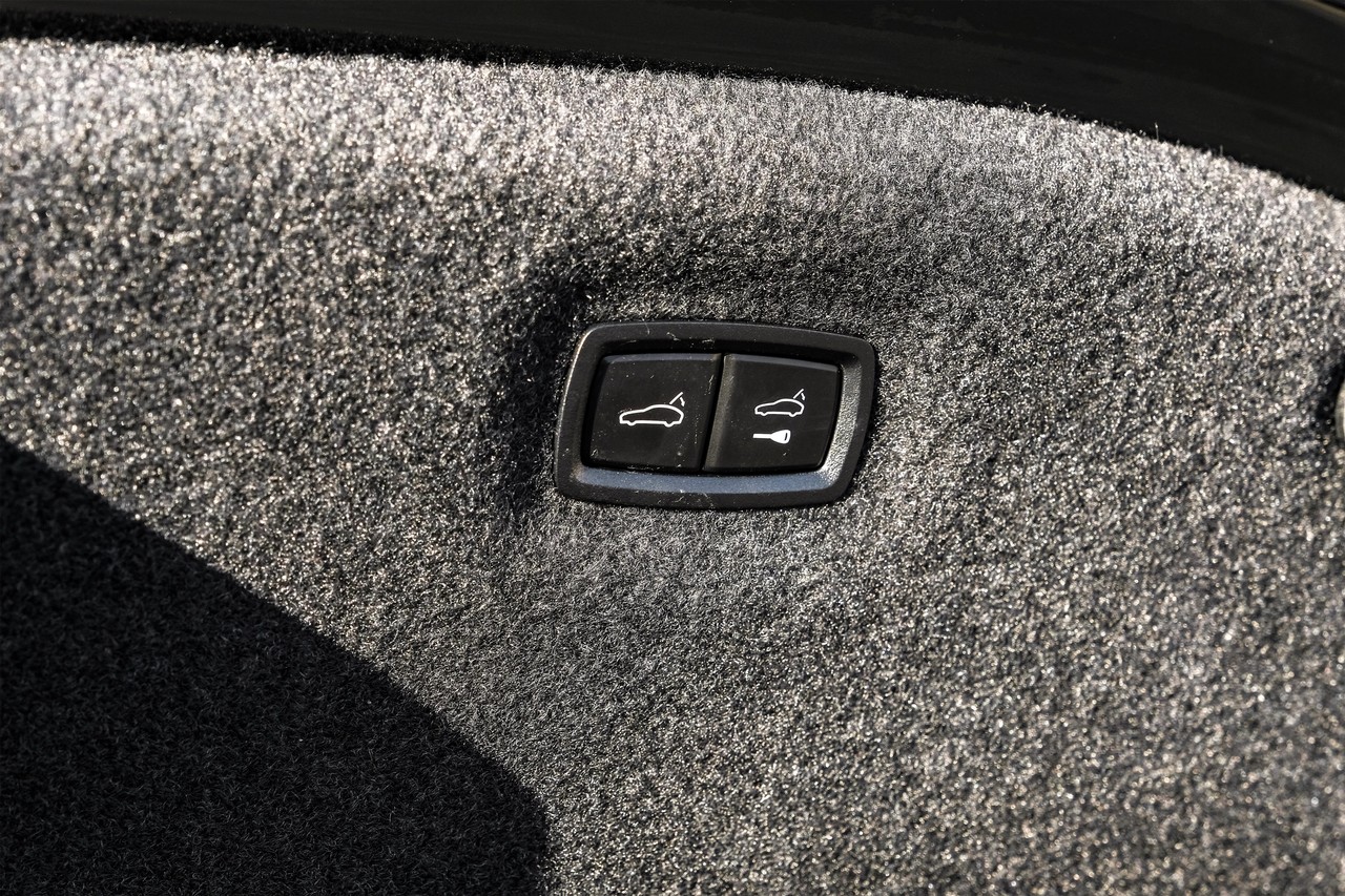 Porsche Taycan Vehicle Main Gallery Image 51