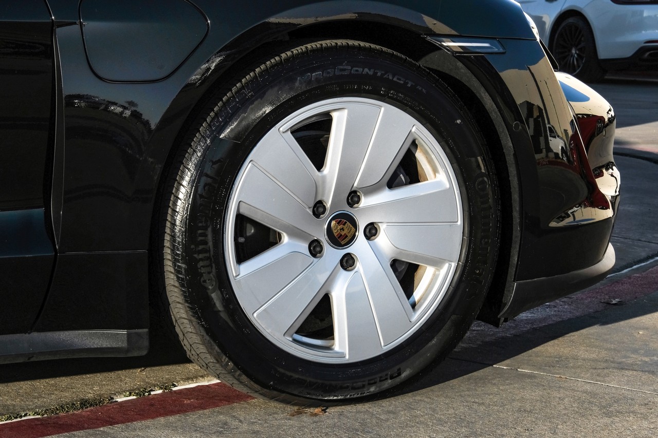 Porsche Taycan Vehicle Main Gallery Image 53