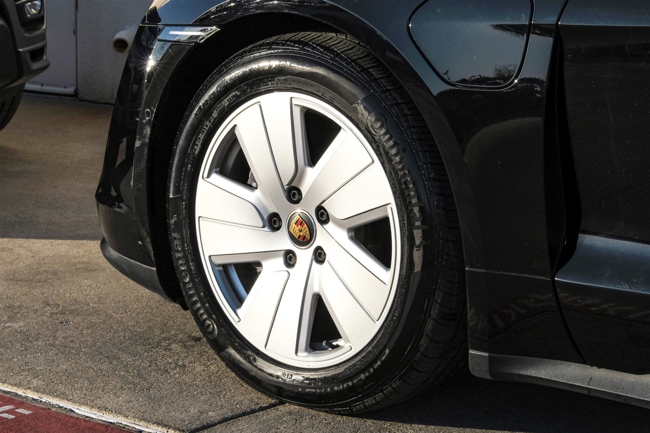 Porsche Taycan Vehicle Main Gallery Image 54