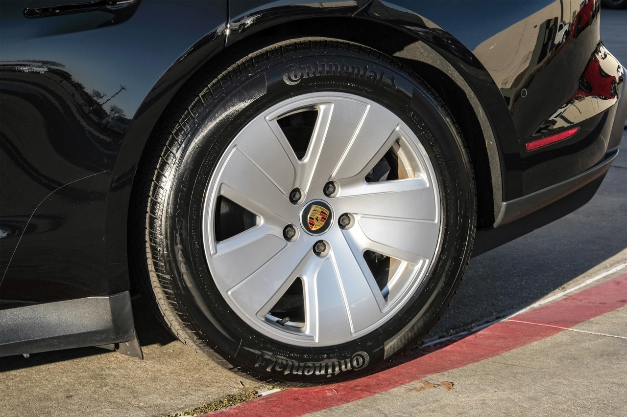 Porsche Taycan Vehicle Main Gallery Image 55