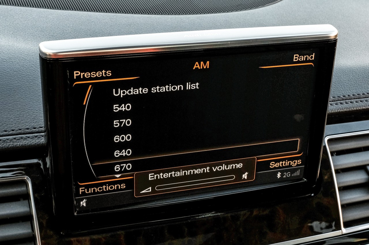 Audi A8 Vehicle Main Gallery Image 35
