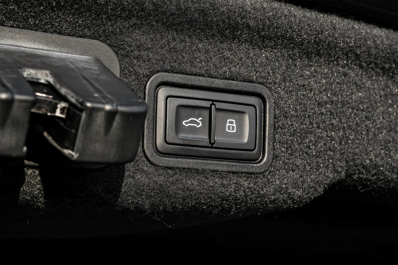 Audi A8 Vehicle Main Gallery Image 61