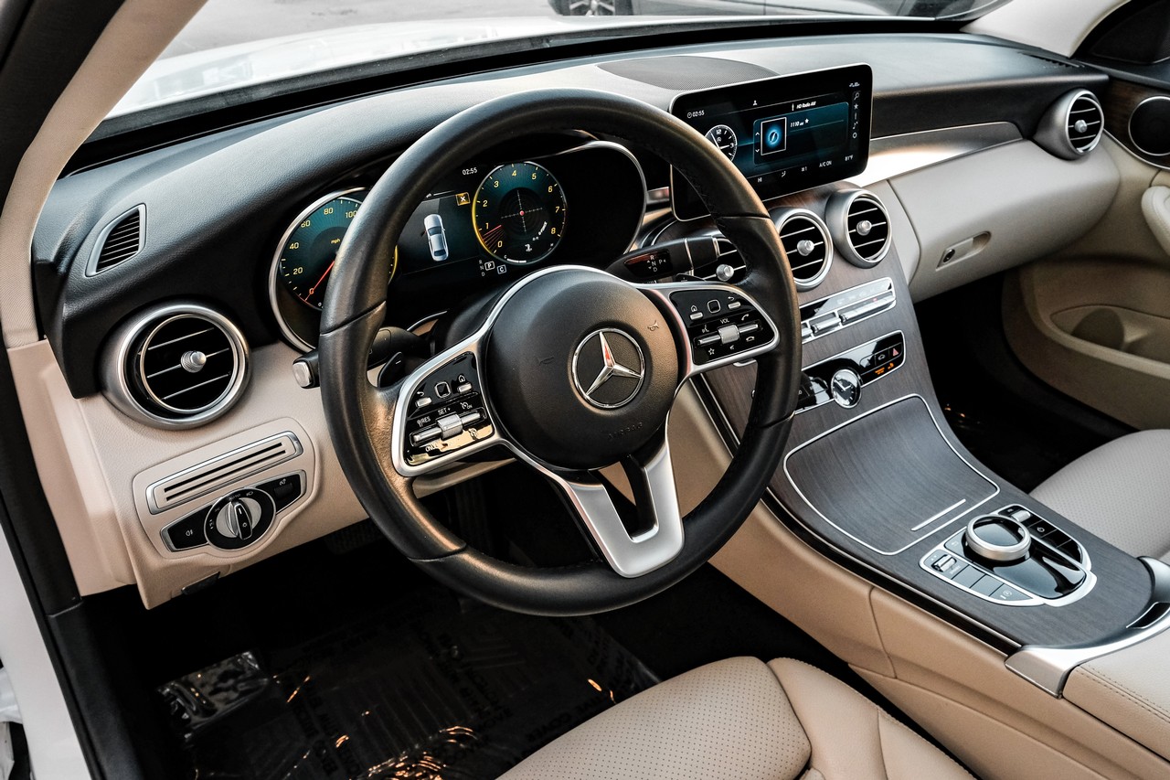 Mercedes-Benz C 300 Vehicle Main Gallery Image 03