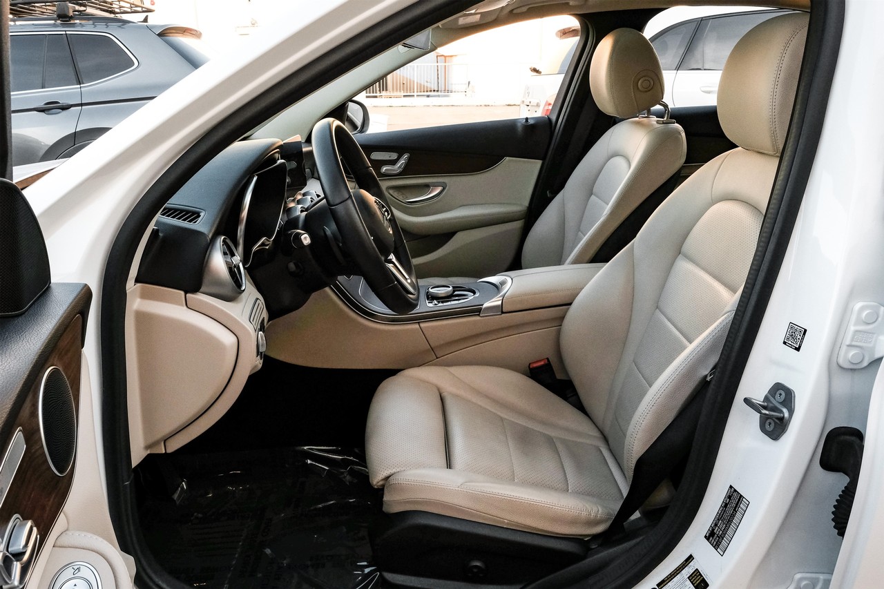 Mercedes-Benz C 300 Vehicle Main Gallery Image 04