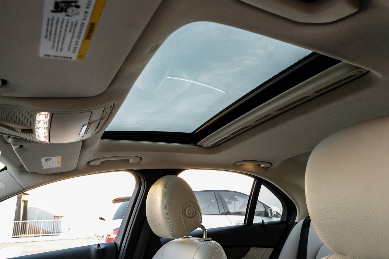 Mercedes-Benz C 300 Vehicle Main Gallery Image 05