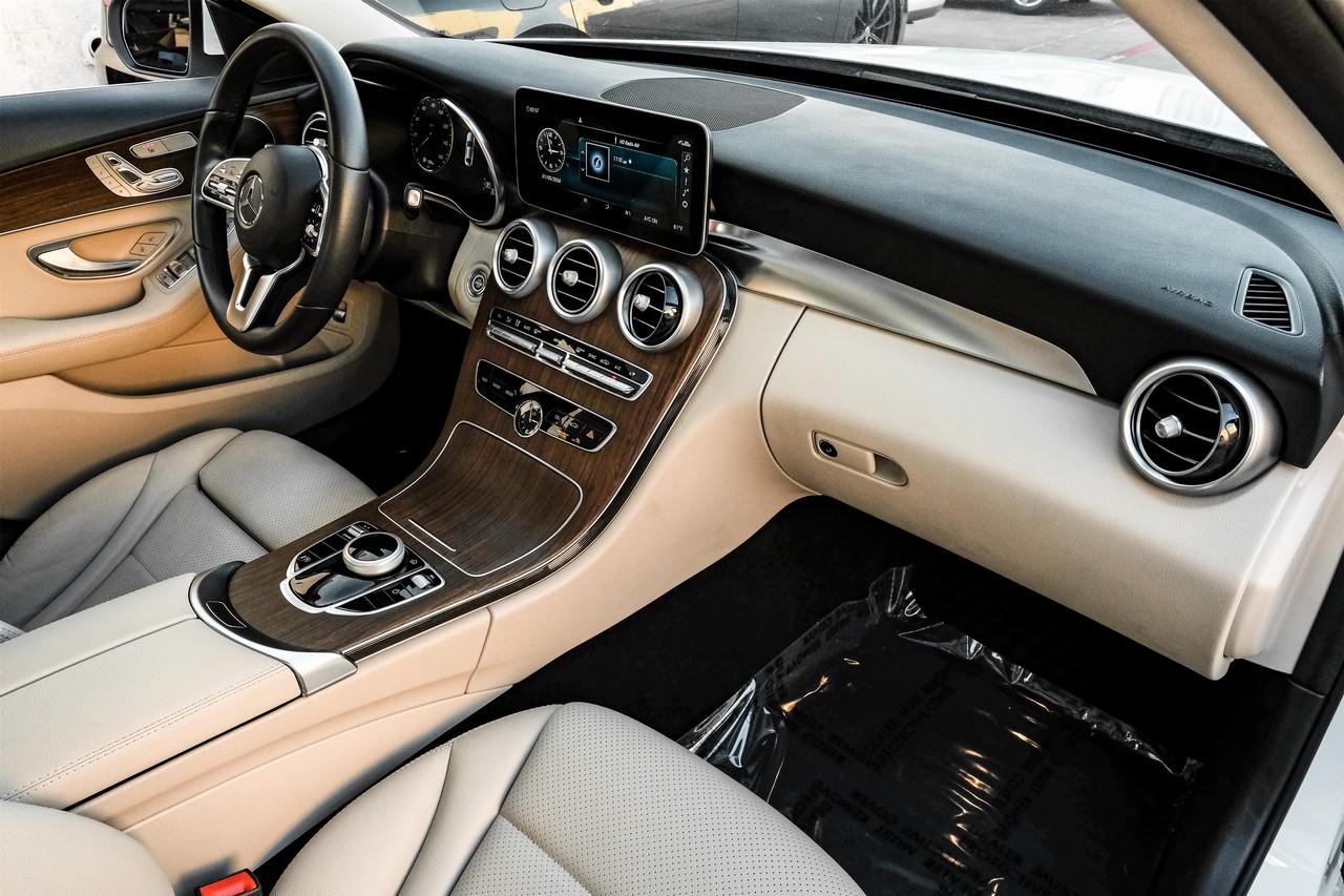 Mercedes-Benz C 300 Vehicle Main Gallery Image 13