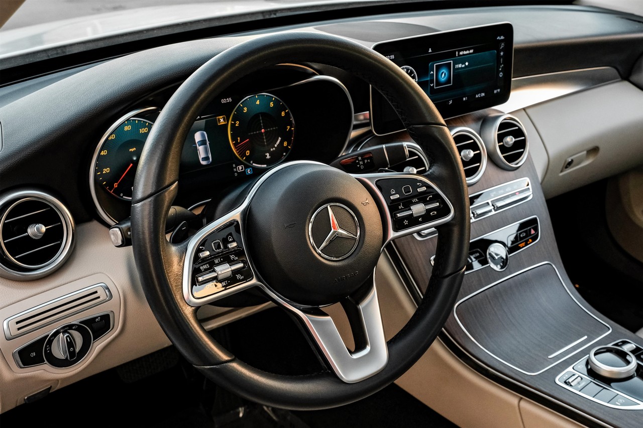 Mercedes-Benz C 300 Vehicle Main Gallery Image 16