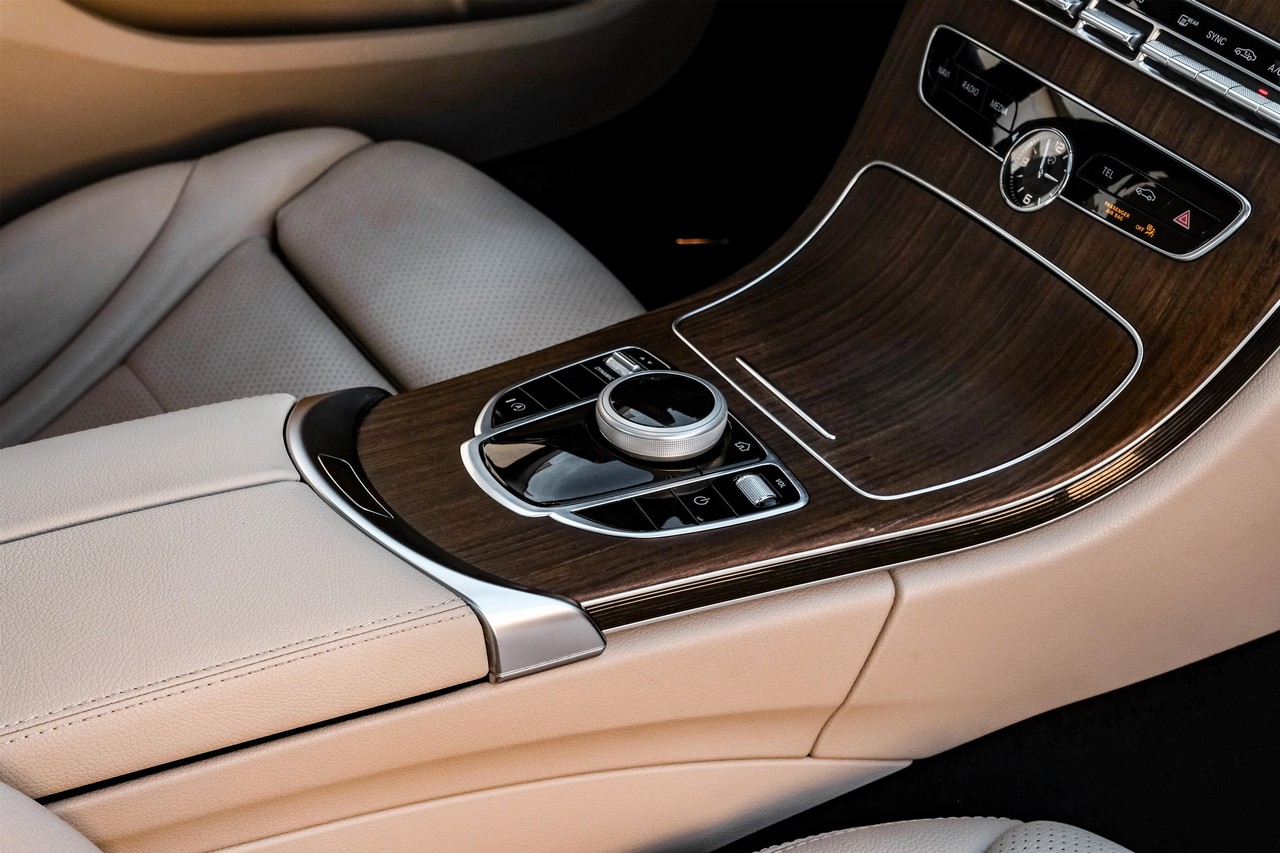 Mercedes-Benz C 300 Vehicle Main Gallery Image 24