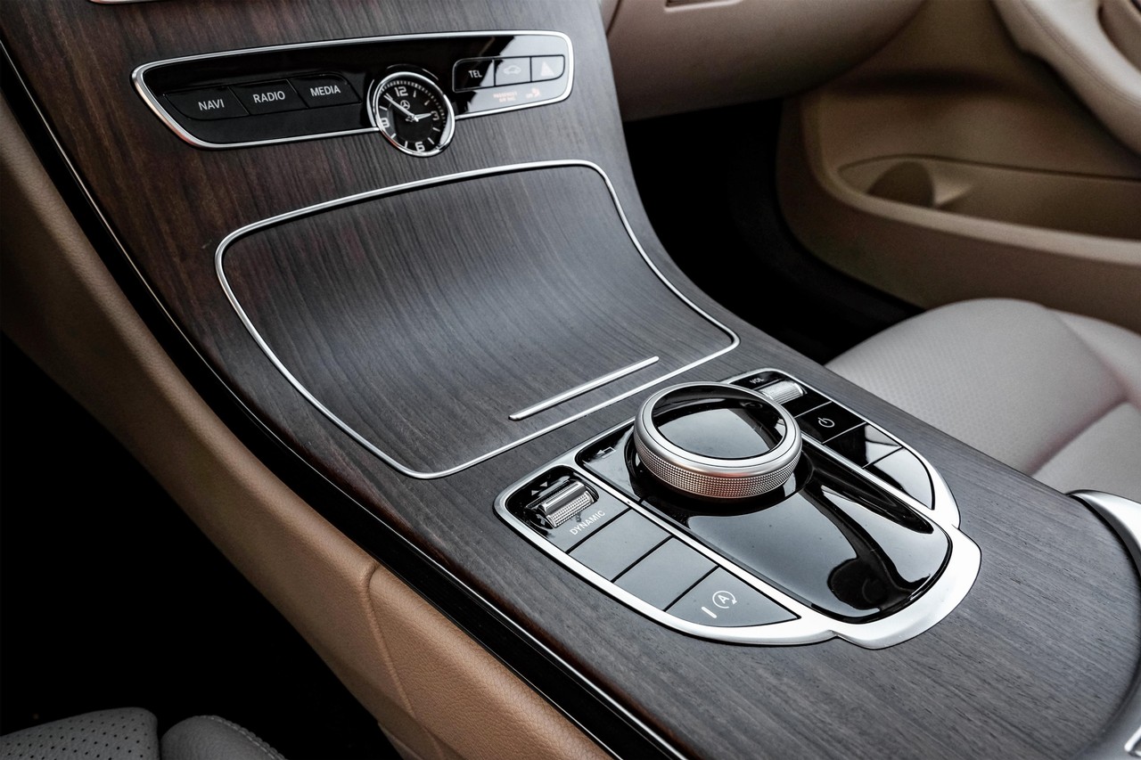 Mercedes-Benz C 300 Vehicle Main Gallery Image 25