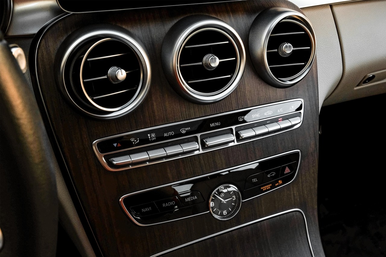 Mercedes-Benz C 300 Vehicle Main Gallery Image 26