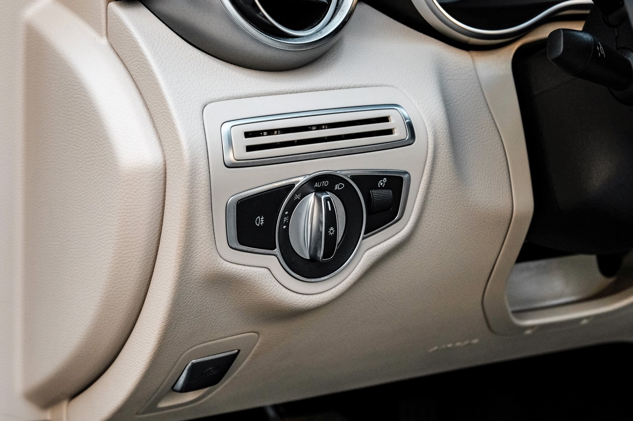 Mercedes-Benz C 300 Vehicle Main Gallery Image 31