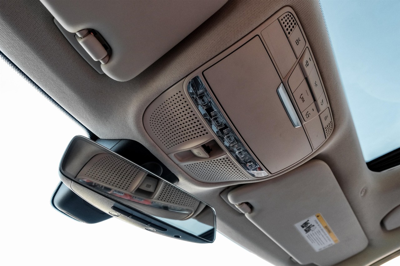 Mercedes-Benz C 300 Vehicle Main Gallery Image 32