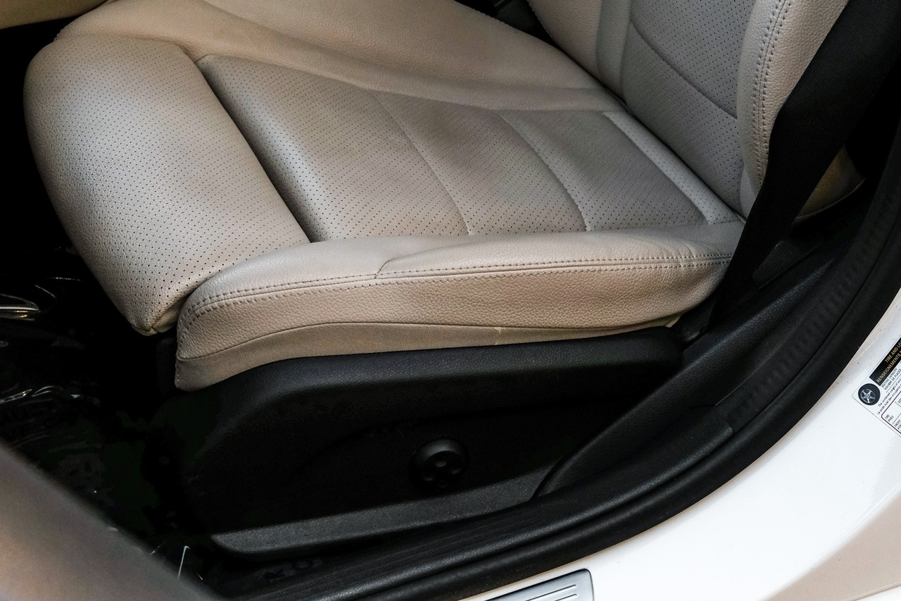 Mercedes-Benz C 300 Vehicle Main Gallery Image 36