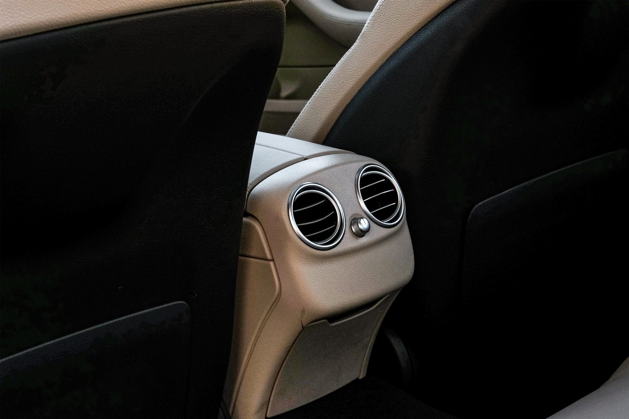 Mercedes-Benz C 300 Vehicle Main Gallery Image 41