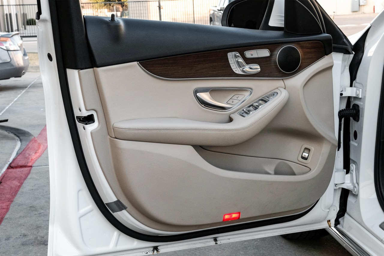 Mercedes-Benz C 300 Vehicle Main Gallery Image 46