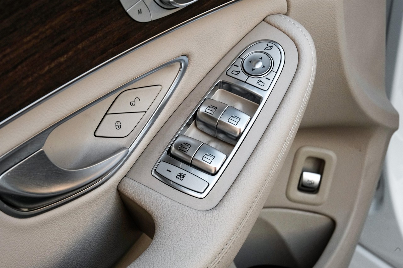 Mercedes-Benz C 300 Vehicle Main Gallery Image 48