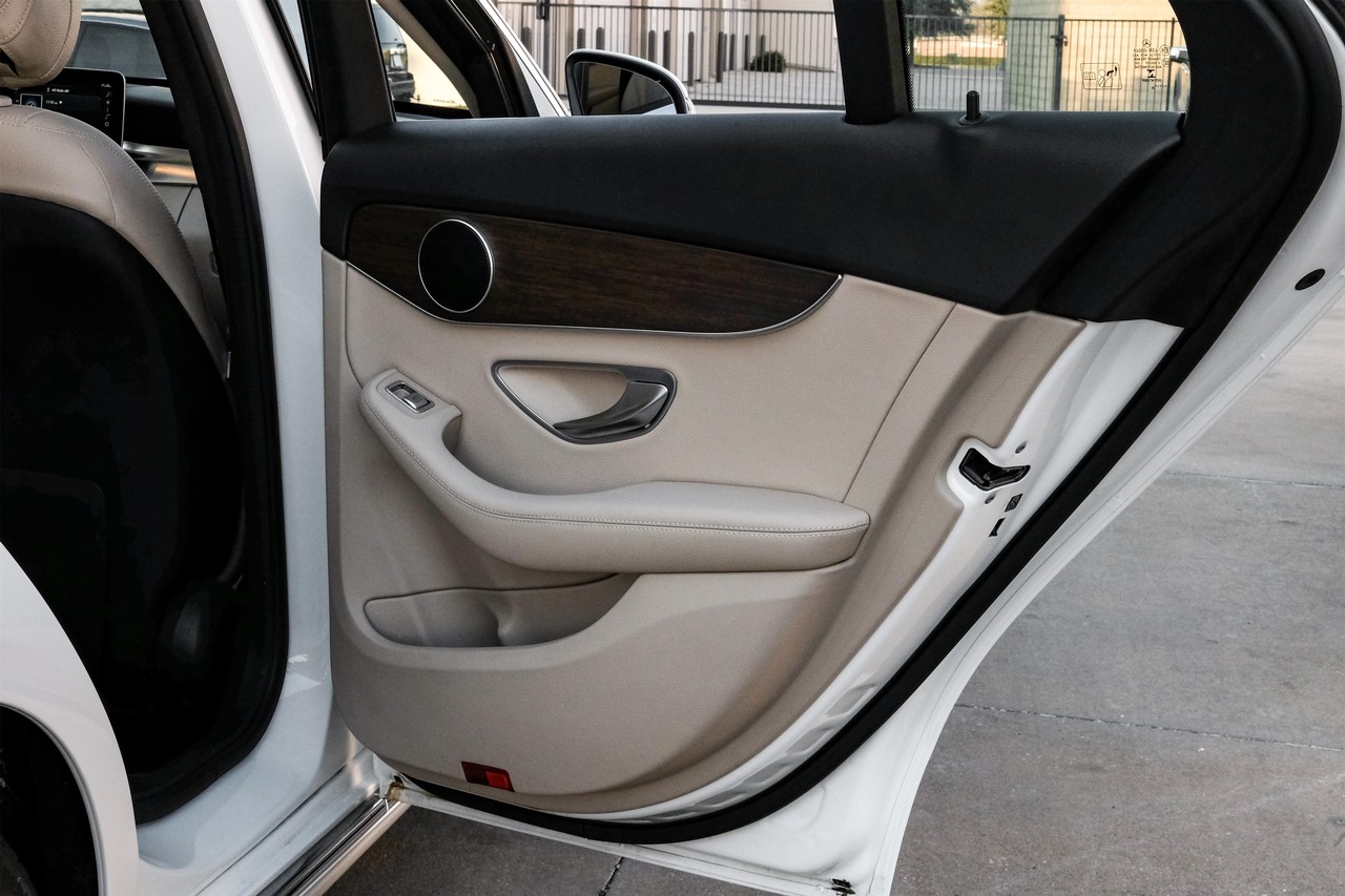 Mercedes-Benz C 300 Vehicle Main Gallery Image 54