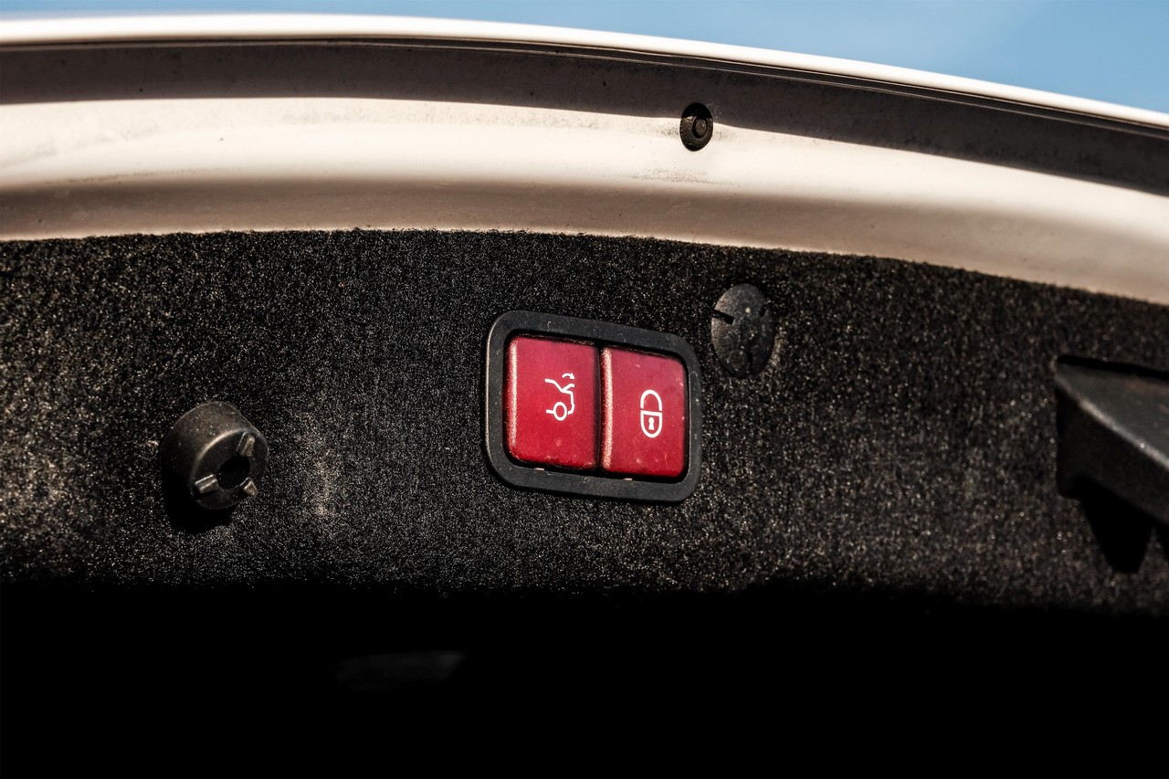 Mercedes-Benz C 300 Vehicle Main Gallery Image 60