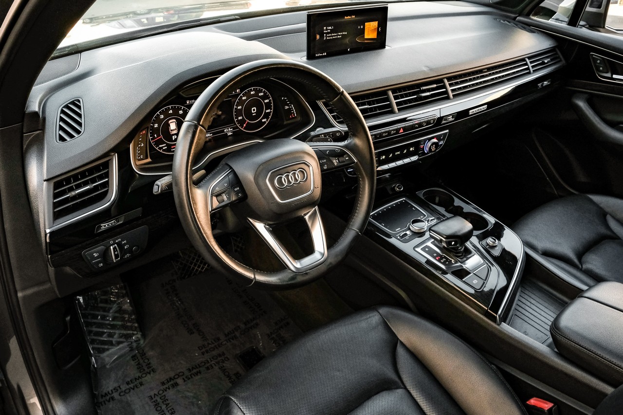 Audi Q7 Vehicle Main Gallery Image 03
