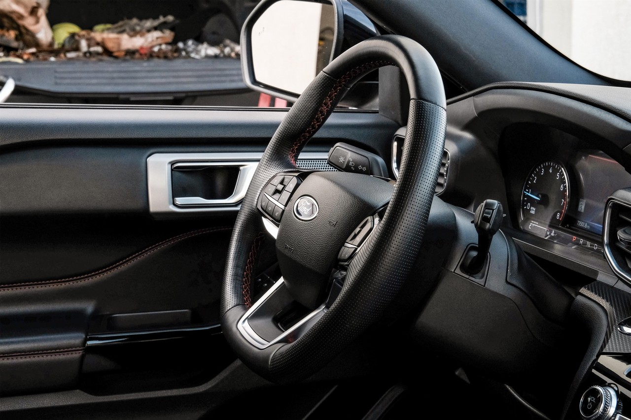 Ford Explorer Vehicle Main Gallery Image 12