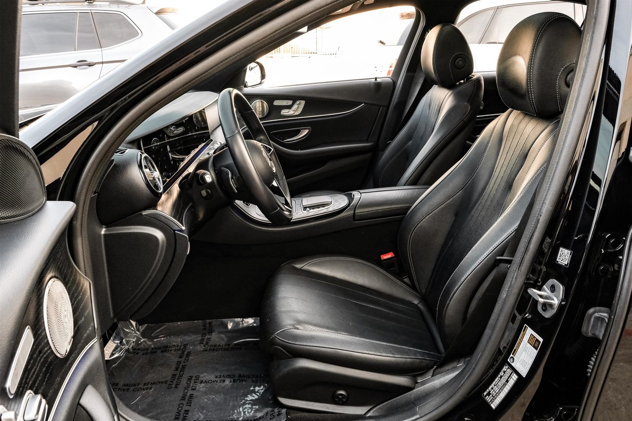 Mercedes-Benz E-Class Vehicle Main Gallery Image 04