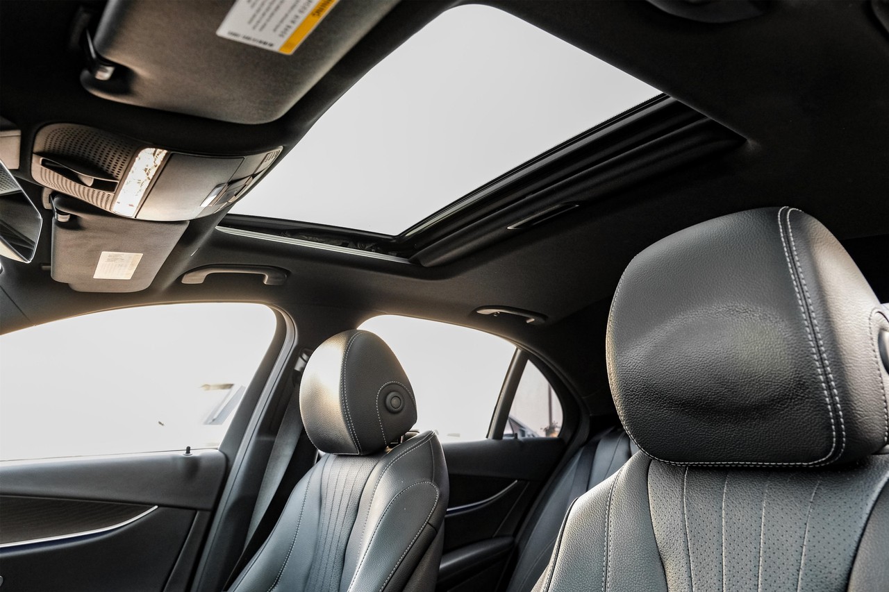 Mercedes-Benz E-Class Vehicle Main Gallery Image 05