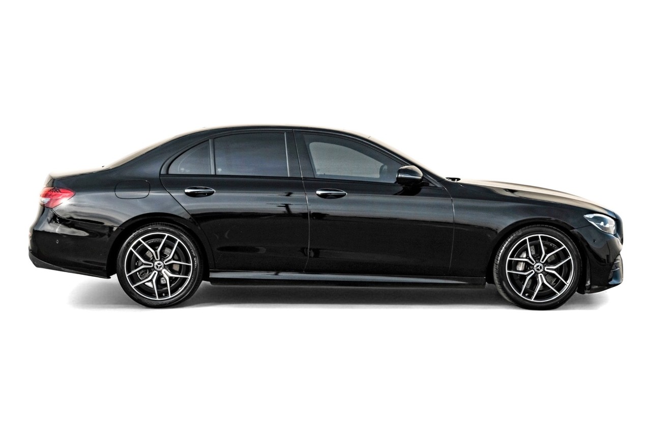 Mercedes-Benz E-Class Vehicle Main Gallery Image 08