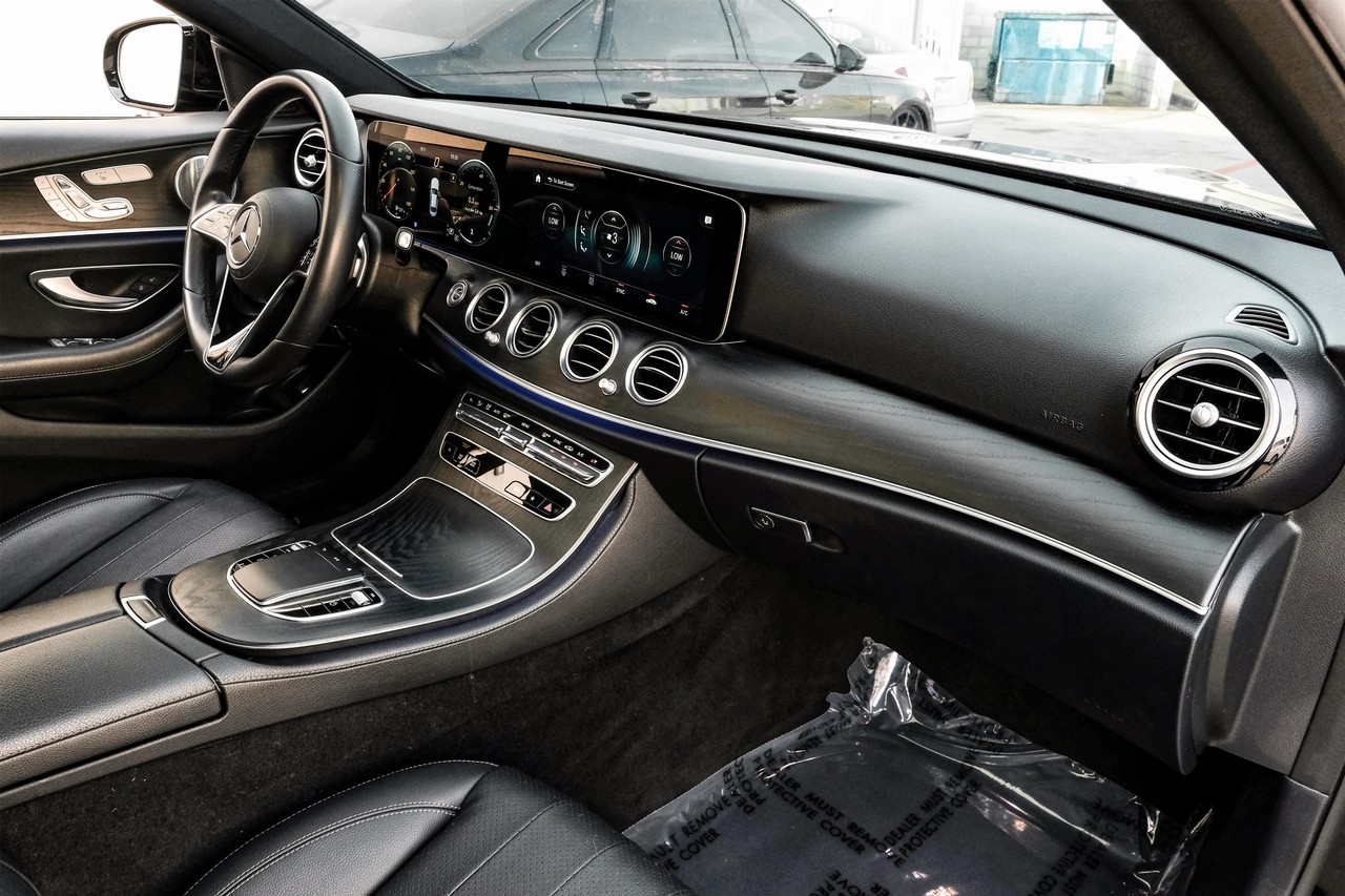 Mercedes-Benz E-Class Vehicle Main Gallery Image 13