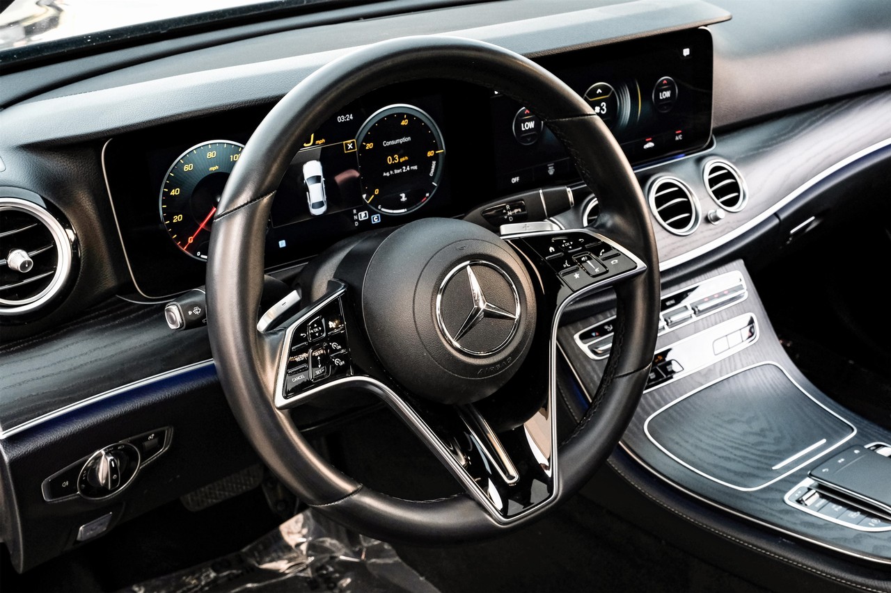 Mercedes-Benz E-Class Vehicle Main Gallery Image 16