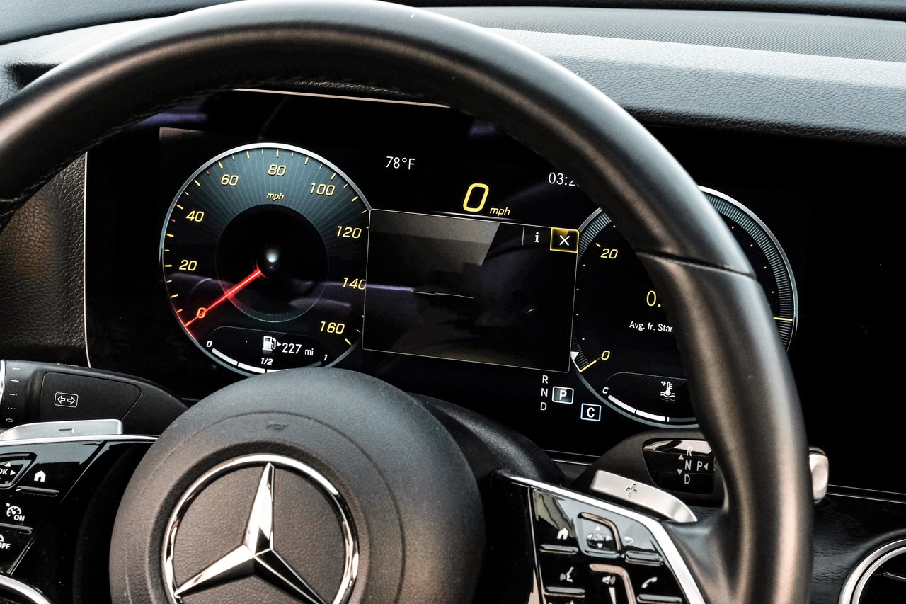 Mercedes-Benz E-Class Vehicle Main Gallery Image 19