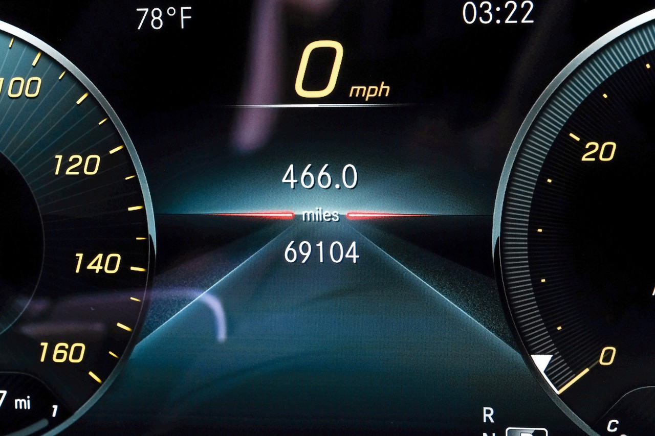 Mercedes-Benz E-Class Vehicle Main Gallery Image 21