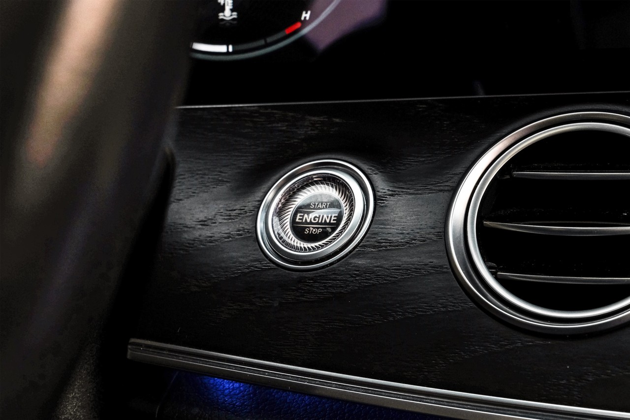 Mercedes-Benz E-Class Vehicle Main Gallery Image 22