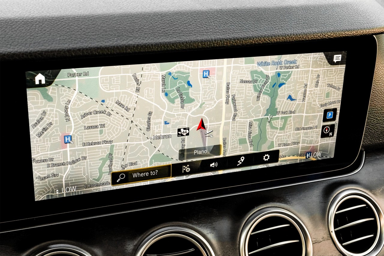 Mercedes-Benz E-Class Vehicle Main Gallery Image 23