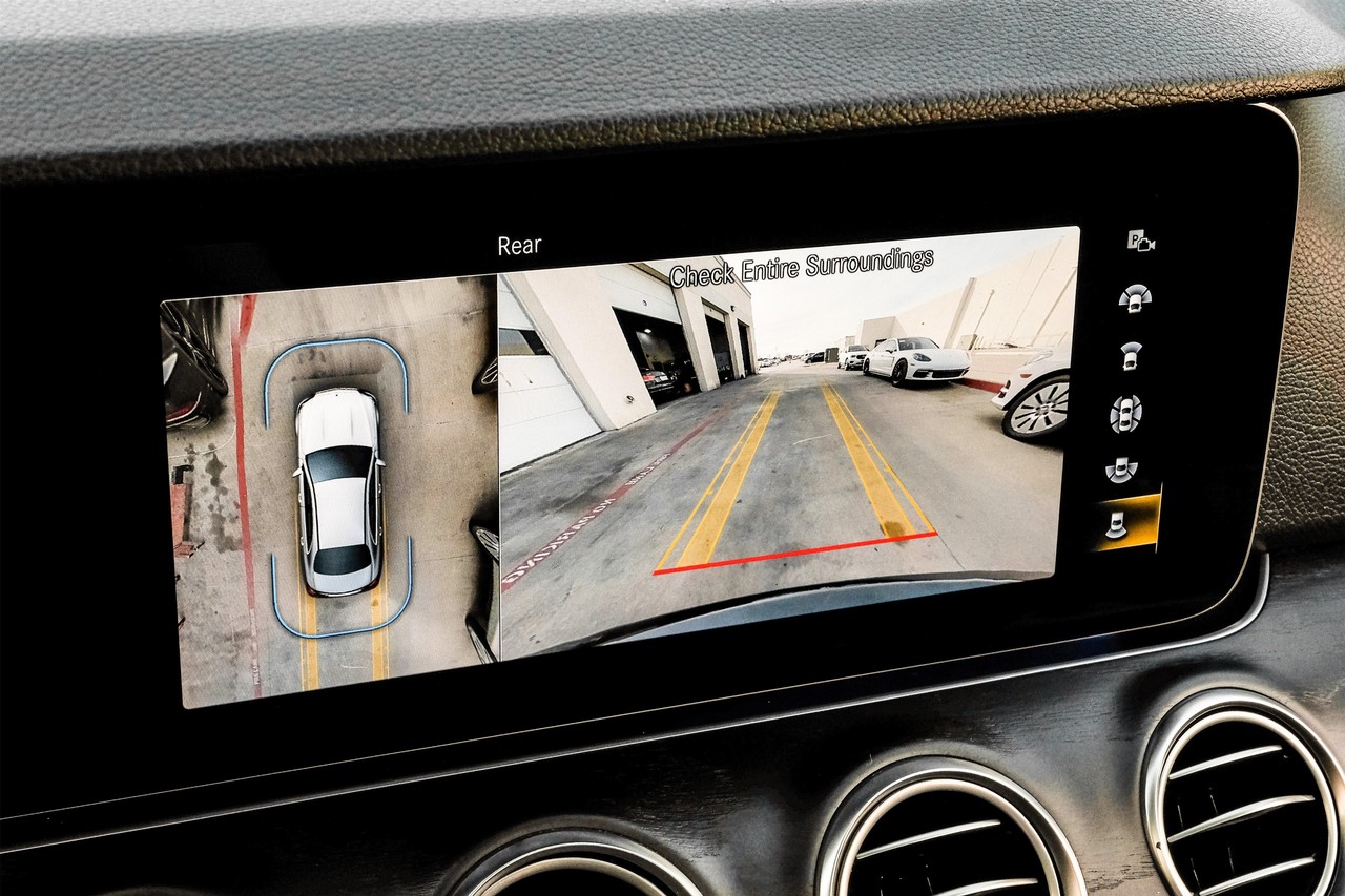 Mercedes-Benz E-Class Vehicle Main Gallery Image 24