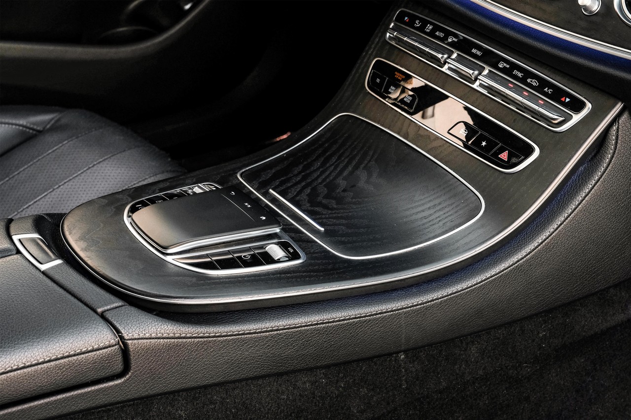 Mercedes-Benz E-Class Vehicle Main Gallery Image 25