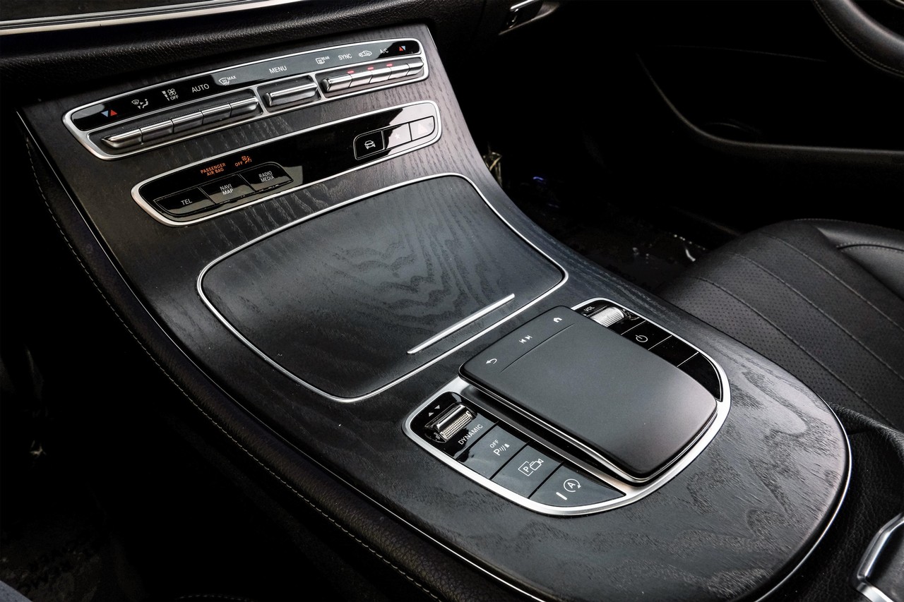 Mercedes-Benz E-Class Vehicle Main Gallery Image 26