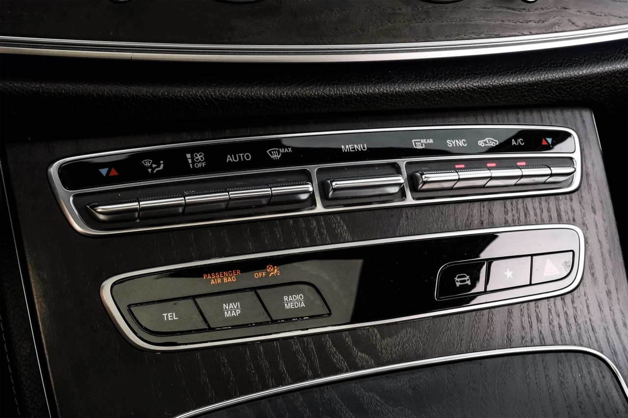 Mercedes-Benz E-Class Vehicle Main Gallery Image 27