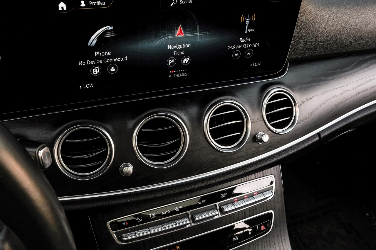 Mercedes-Benz E-Class Vehicle Main Gallery Image 28