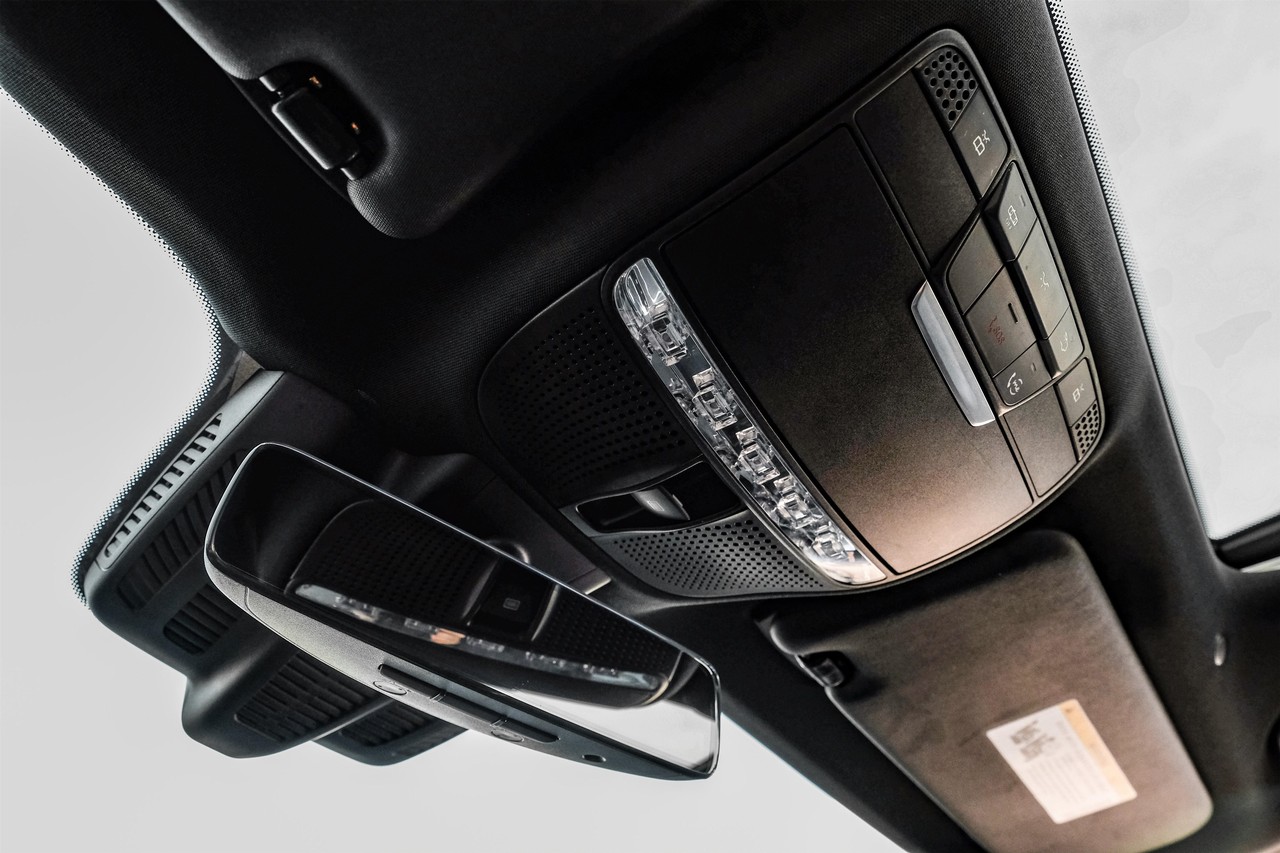 Mercedes-Benz E-Class Vehicle Main Gallery Image 30