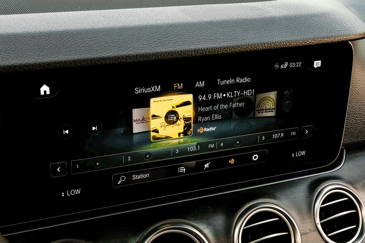 Mercedes-Benz E-Class Vehicle Main Gallery Image 32