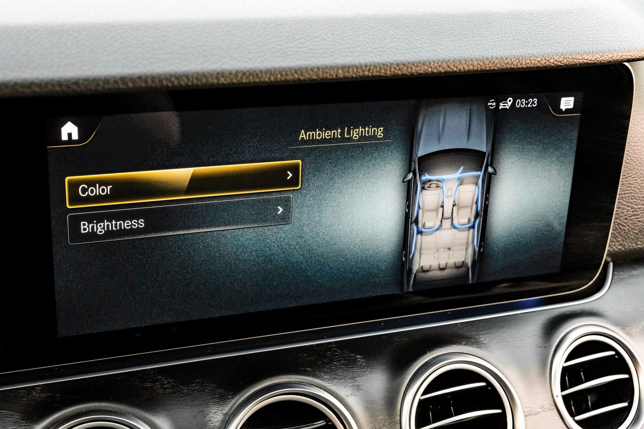 Mercedes-Benz E-Class Vehicle Main Gallery Image 33