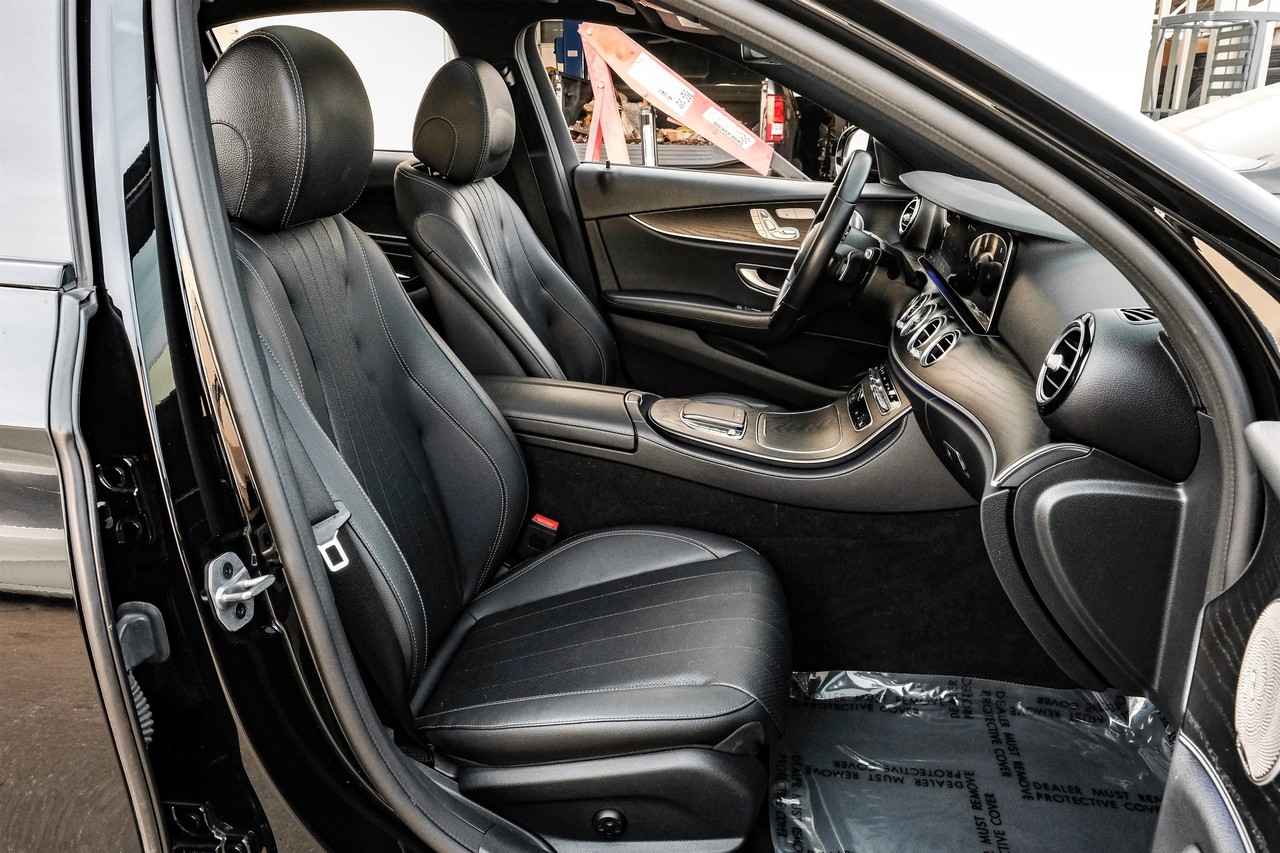 Mercedes-Benz E-Class Vehicle Main Gallery Image 37