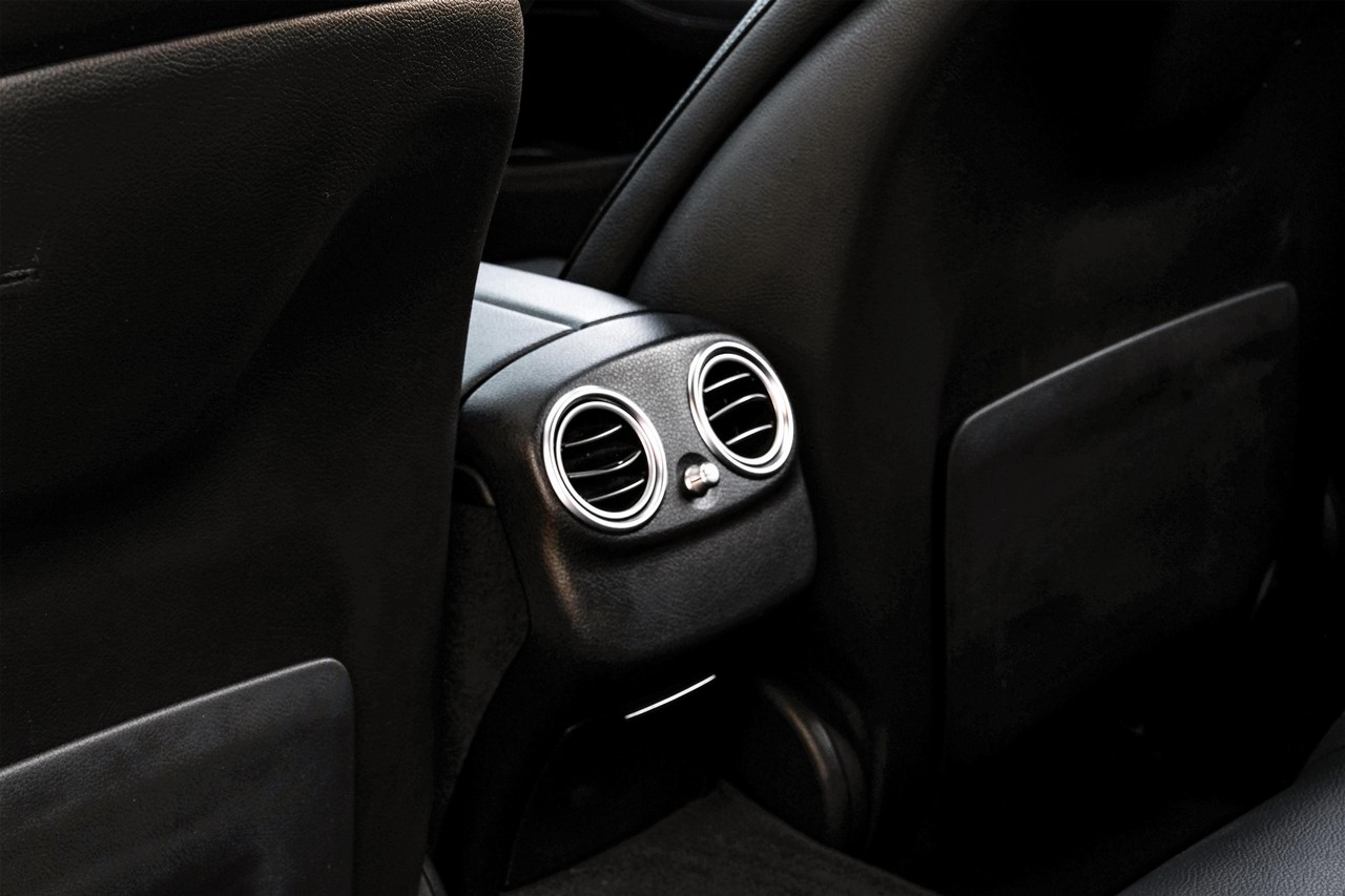 Mercedes-Benz E-Class Vehicle Main Gallery Image 42