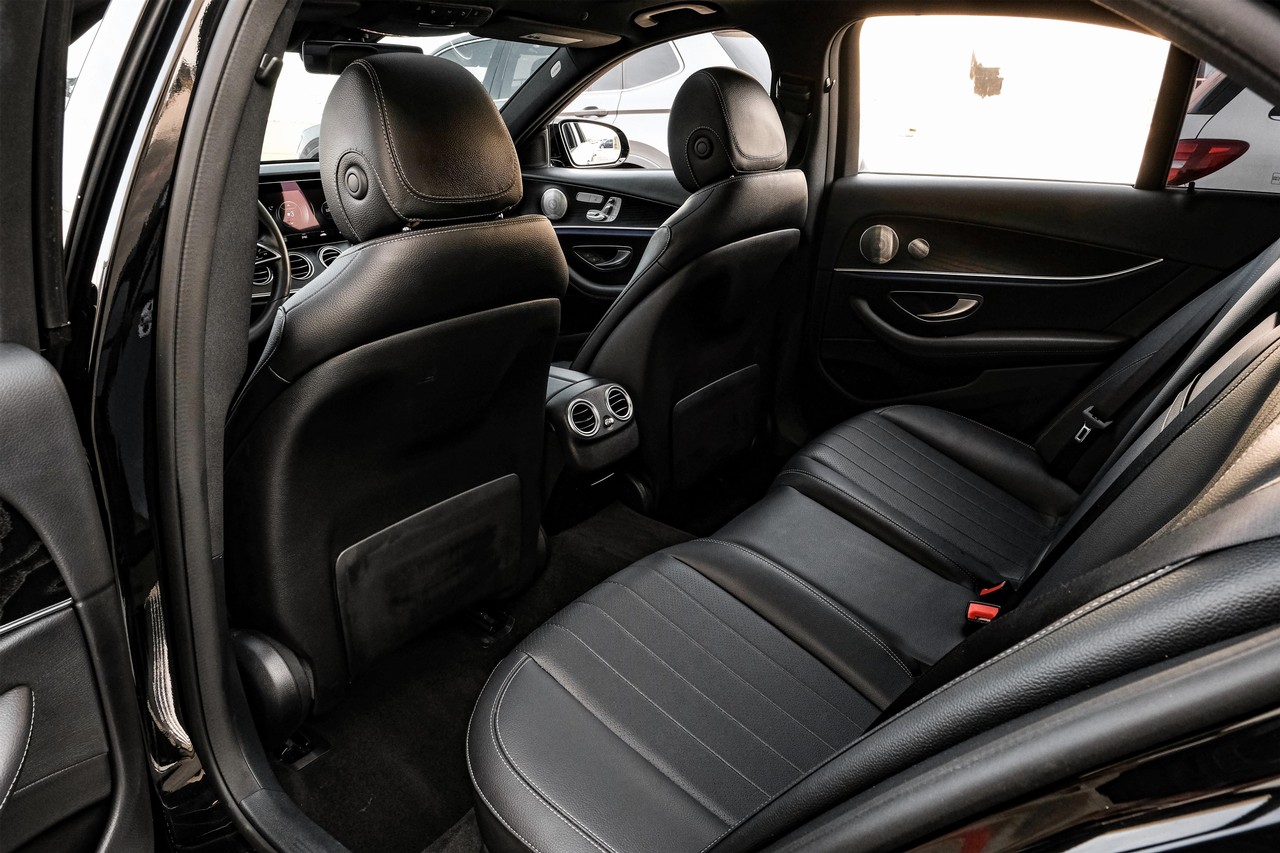 Mercedes-Benz E-Class Vehicle Main Gallery Image 43